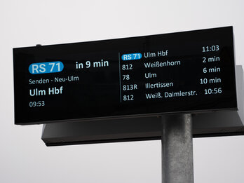 Pressebild: Neue digitale Bahnsteiganzeiger vorgestellt